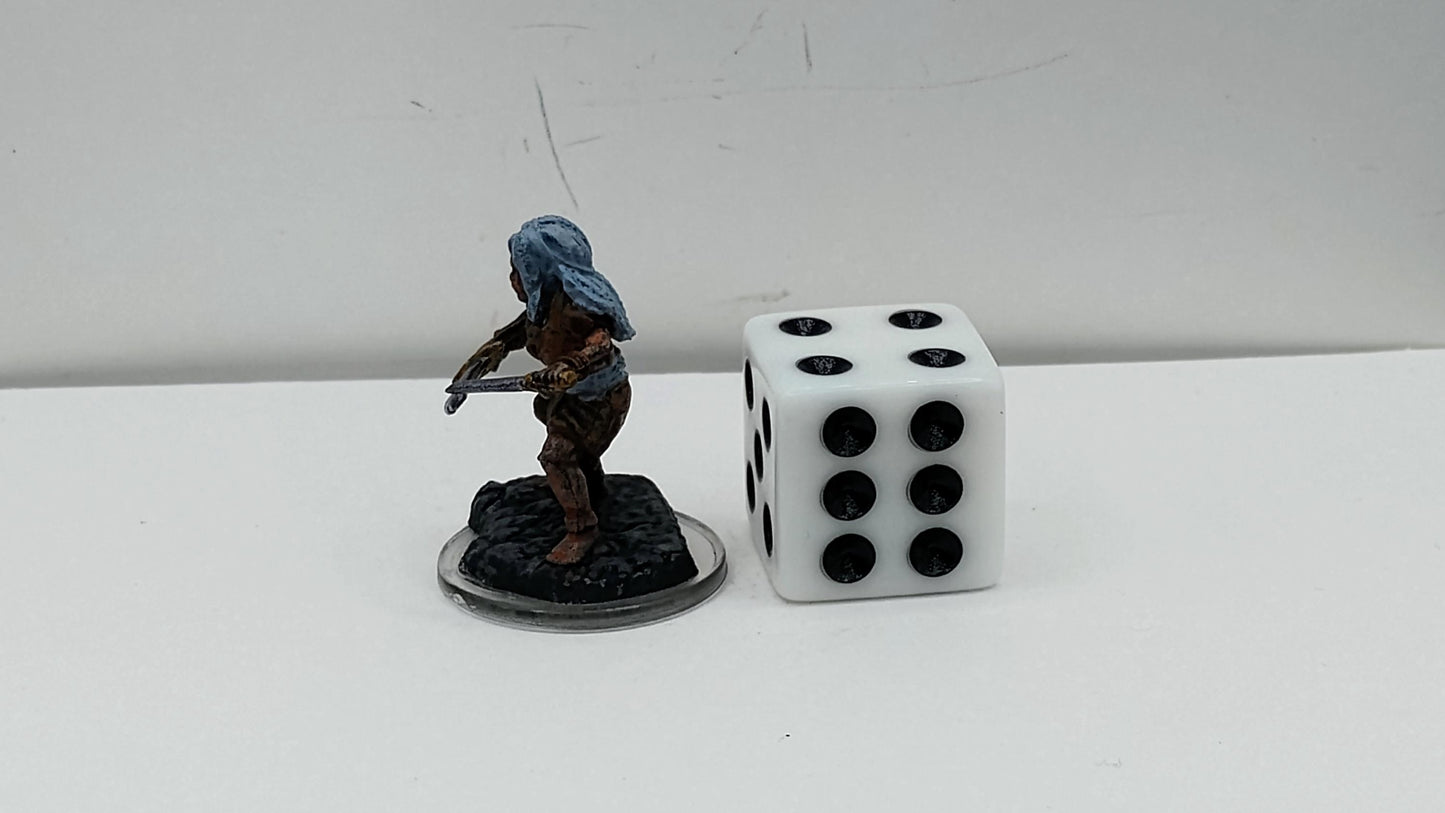Halfling Rogue Miniature: Clasp Cutthroat, Dual Blades