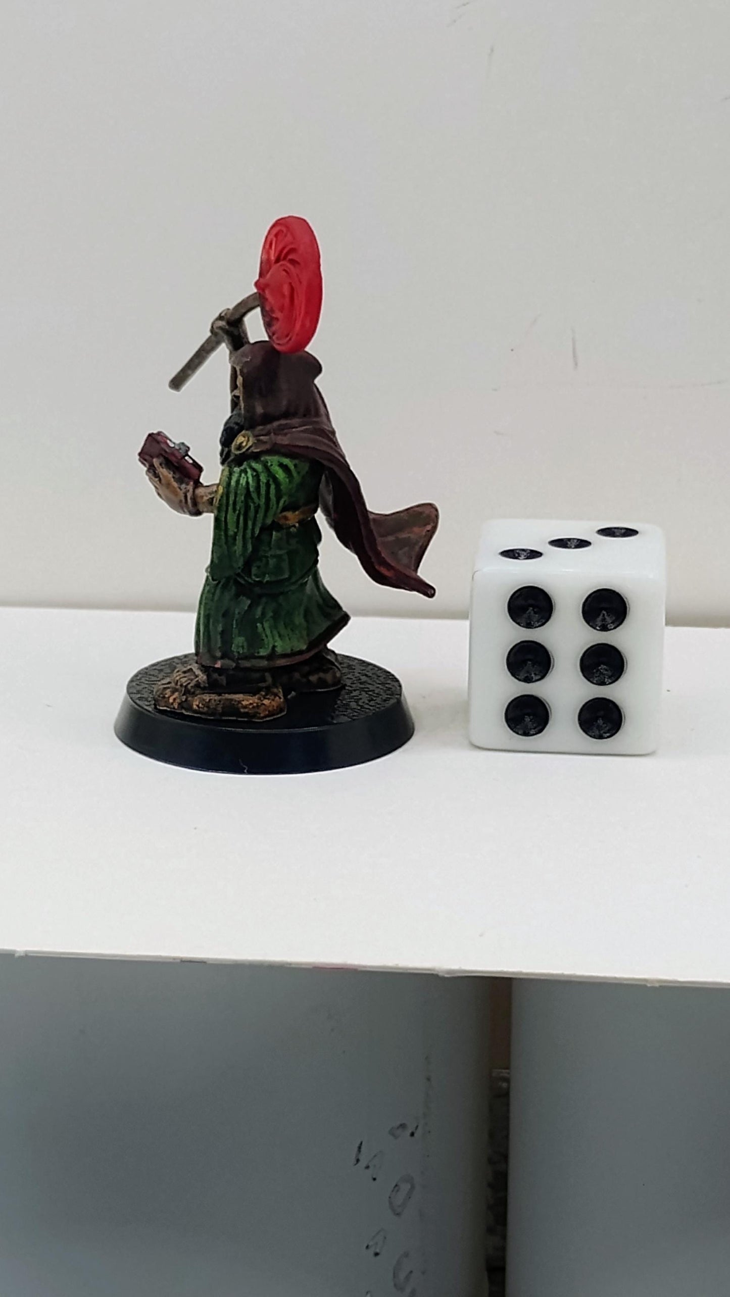 Dwarf Wizard Miniature: Green Robe, Arcane Disc