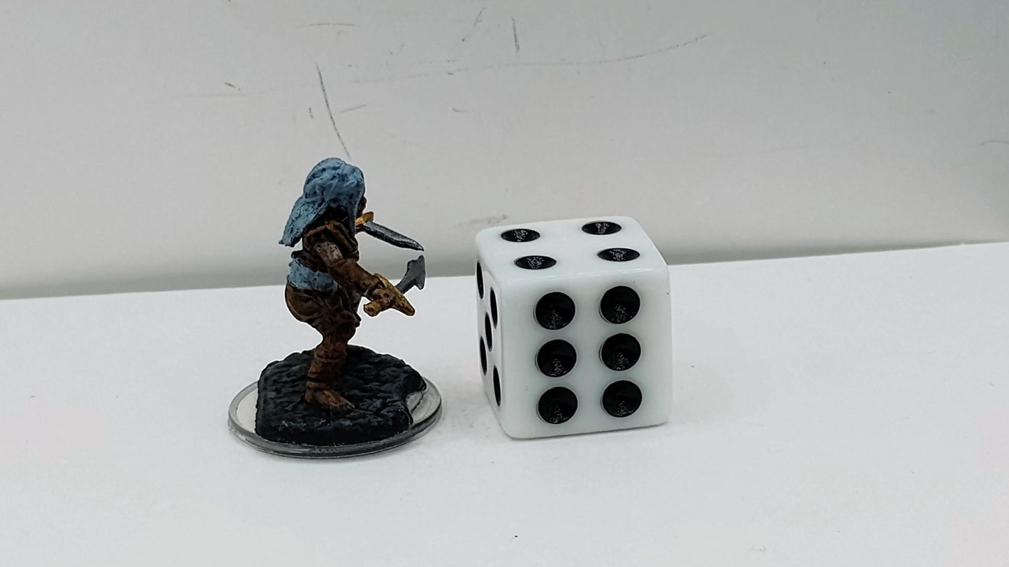 Halfling Rogue Miniature: Clasp Cutthroat, Dual Blades