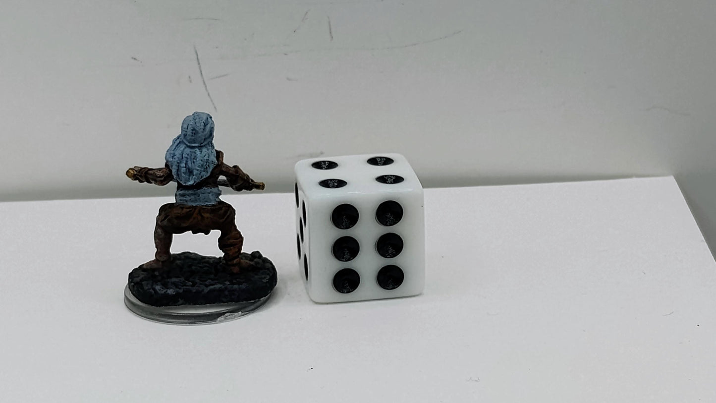 Halfling Rogue Miniature: Clasp Cutthroat, Dual Blades
