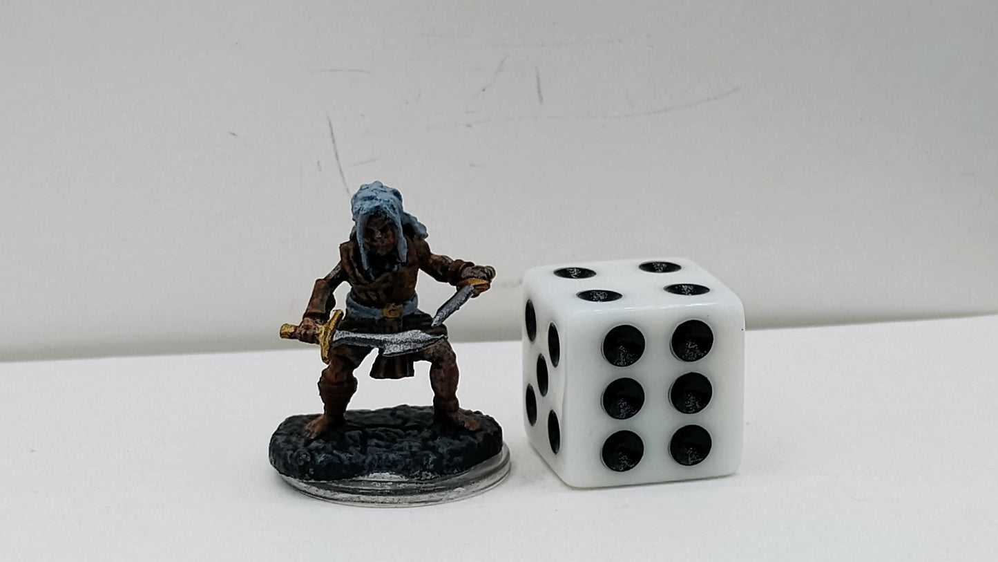 Halfling Rogue Miniature: Clasp Cutthroat, Dual Blades