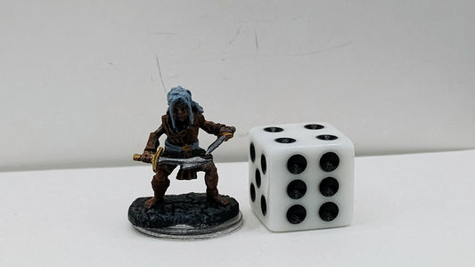 Halfling Rogue Miniature: Clasp Cutthroat, Dual Blades